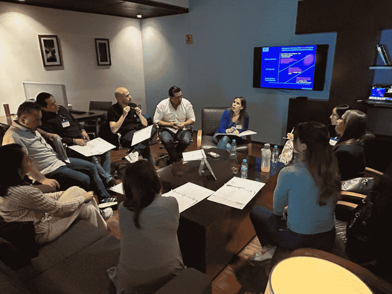 personal en taller de liderazgo
