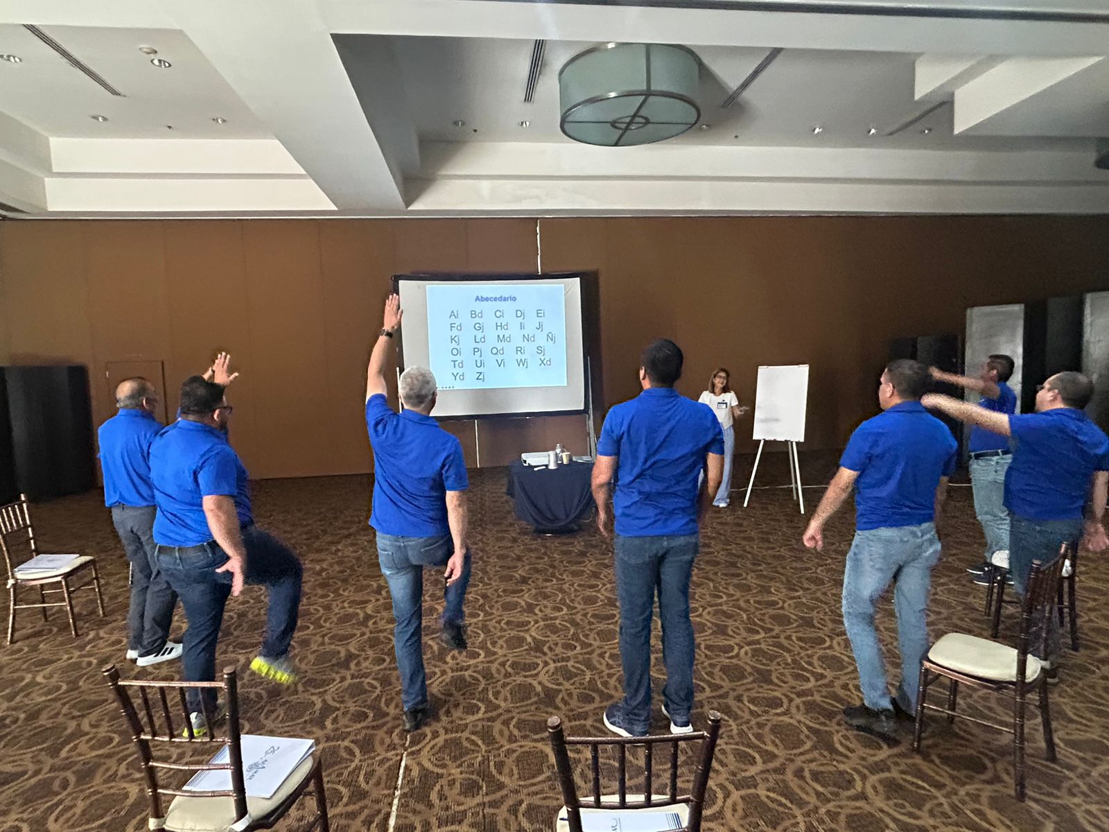 personal en actividades de taller de liderazgo